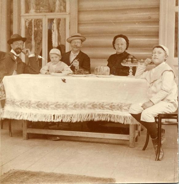 На даче, 1904 год. Выставка «15 фотографий: на веранде до 1917 года» с этим снимком.