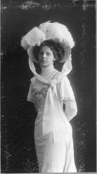 Женщина в белом платье, 1910-е, г. Санкт-Петербург