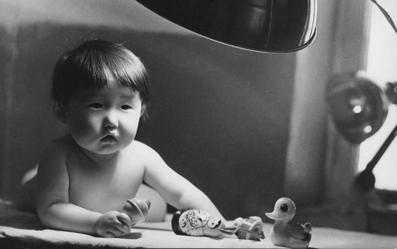 «Саша Будаев – маленький бурят», 1960-е, Бурят-Монгольская АССР. Выставки&nbsp;«10 уютных фотографий с настольной лампой», «Страна Ая-Ганга» с этой фотографией.