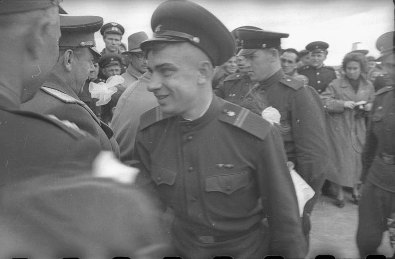 Из серии «Встреча героев "49 дней"», 1960 год, о. Сахалин, г. Южно-Сахалинск. В центре – Асхат Зиганшин (один из героев «49 дней»).