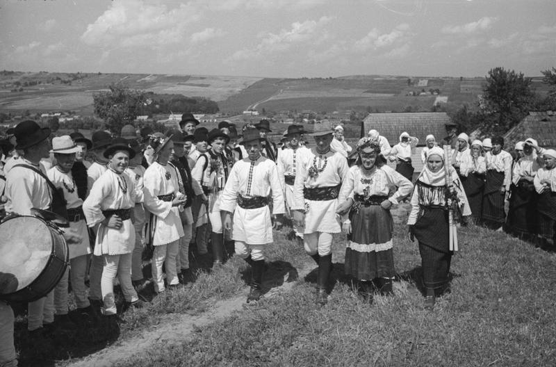 Деревенская свадьба. Жених и невеста, 2 августа 1940 - 31 декабря 1940, Молдавская ССР, Северная Буковина, дер. Михальцы