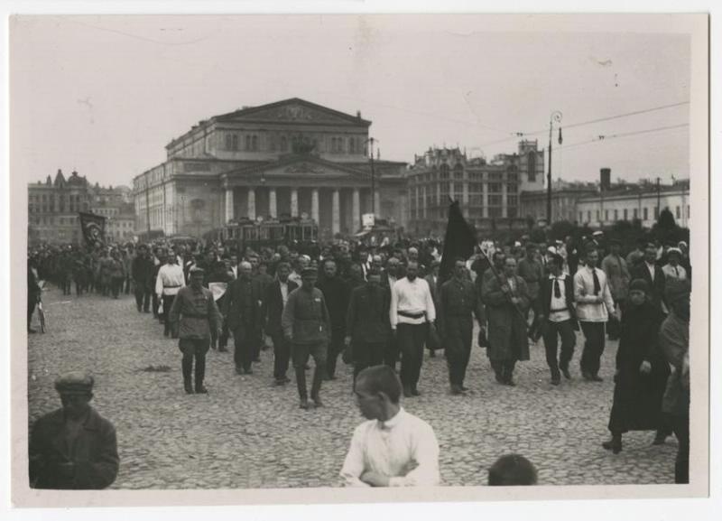 Перенесение знамени Парижской Коммуны в Мавзолей Ленина, 1 августа 1924