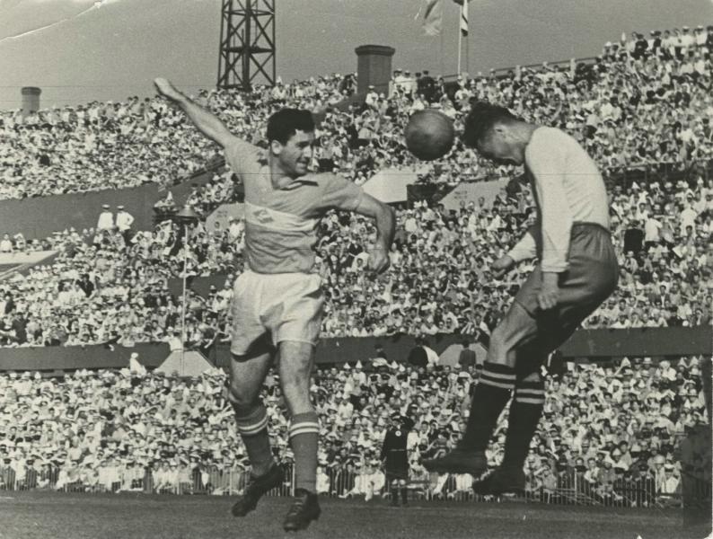На футбольном матче, 1945 - 1949. Выставка «Все на матч!» с этой фотографией.