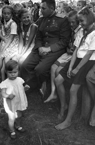 Летчик Александр Покрышкин в гостях у пионеров, 1946 год