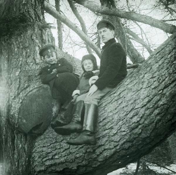 Иван Васильевич Авдонин с детьми, 1910-е