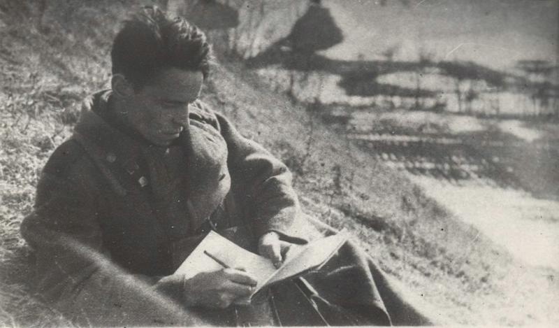 Солдат на привале, 1943 - 1945. Выставки: «Фронтовые письма» и&nbsp;«Человек на войне» с этой фотографией.