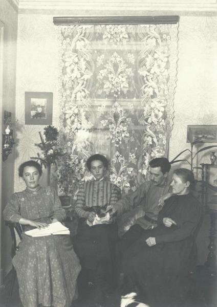 Семейный портрет, 1910 - 1917