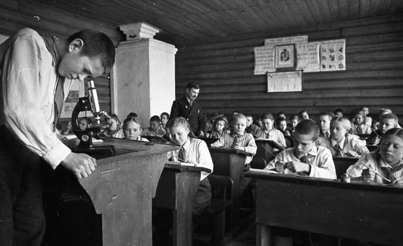 На уроке в школе, 1949 год, Тамбовская обл., Моршанский р-н, с. Ивенье. Выставка «В школу!» с этой фотографией.