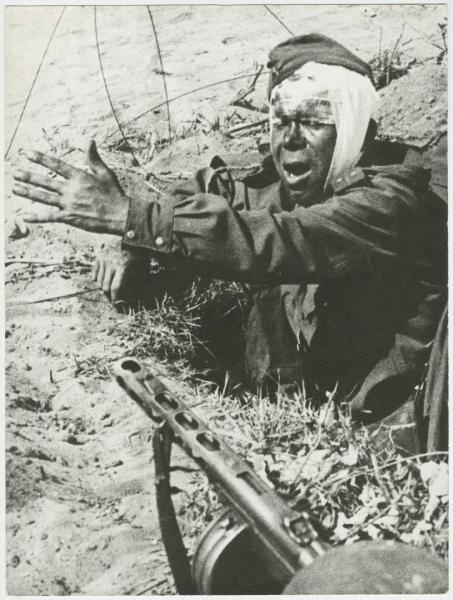 Политрук продолжает бой, июнь - сентябрь 1944. Выставка «Фотограф Иван Шагин» с этой фотографией.