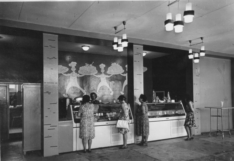 Пирожковая на проспекте Строителей, 1965 год, г. Череповец. Выставка «С пылу, с жару!» с этой фотографией.&nbsp;