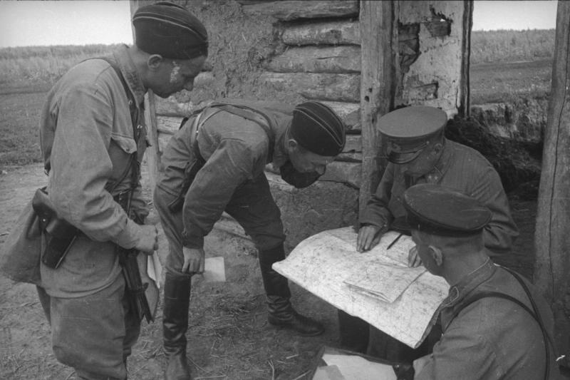 Военные, склонившиеся над картой, 1941 - 1943