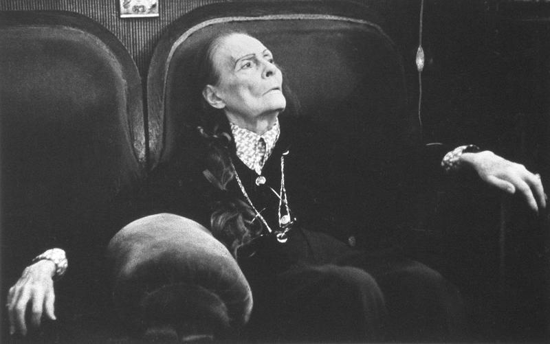 Лиля Брик, 1974 год, г. Москва. Выставка «Без суеты. Знаменитости на фотографиях Владимира Богданова» с этой фотографией.