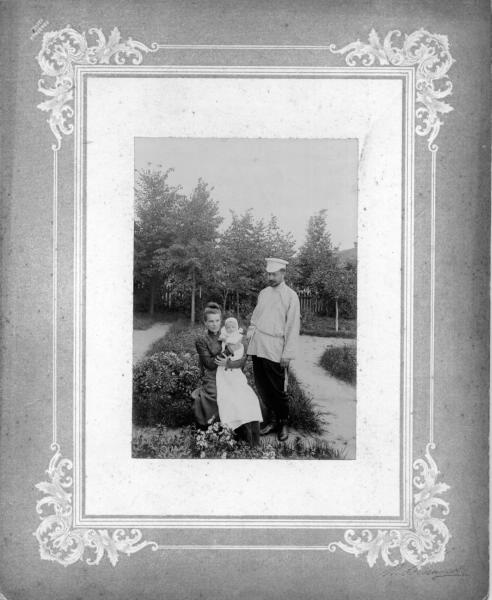 Софья и Андрей Козаковы с дочерью Верой, 1900 год, Симбирская губ., Сызранский у., имение Никольское