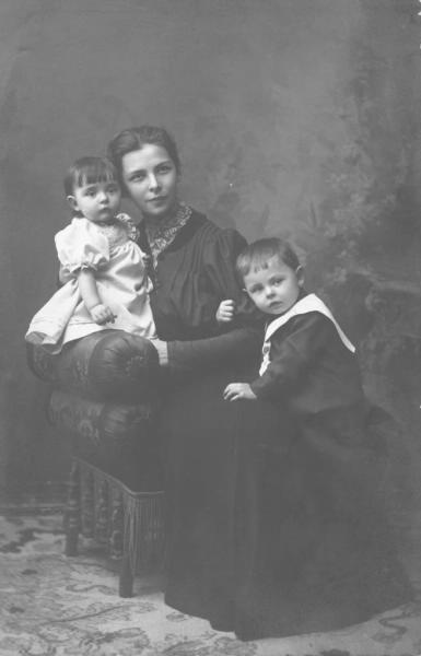 Портрет молодой женщины с детьми, 1907 год, Область Войска Донского, г. Нахичевань-на-Дону. 