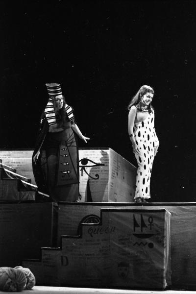 Сцена из спектакля театра имени Моссовета «Цезарь и Клеопатра», 1960-е, г. Москва. Видео «Моссоветовцы» с этой фотографией.