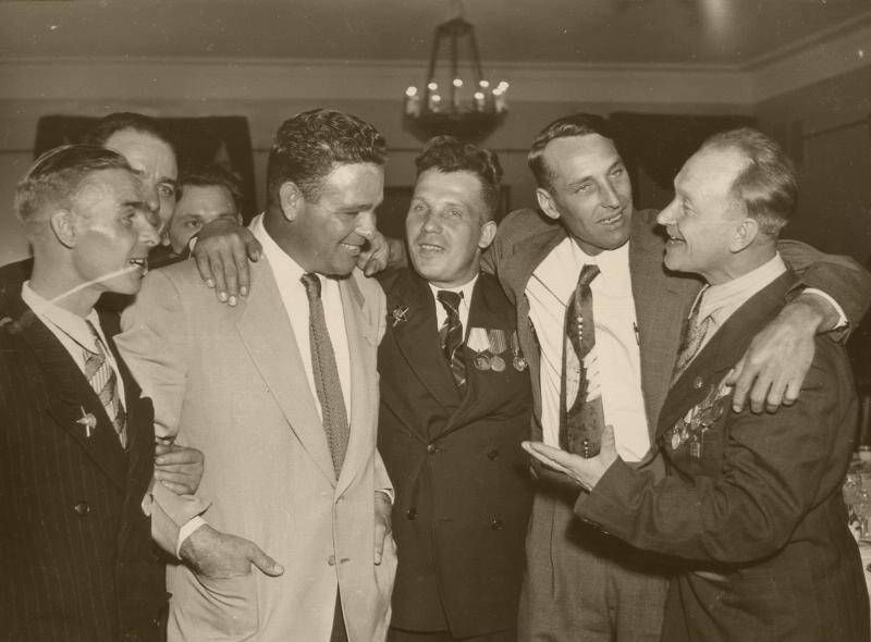 Групповой снимок, 9 января 1955 - 18 мая 1955, г. Москва. Видеовыставка «Встреча на Эльбе» с этой фотографией.