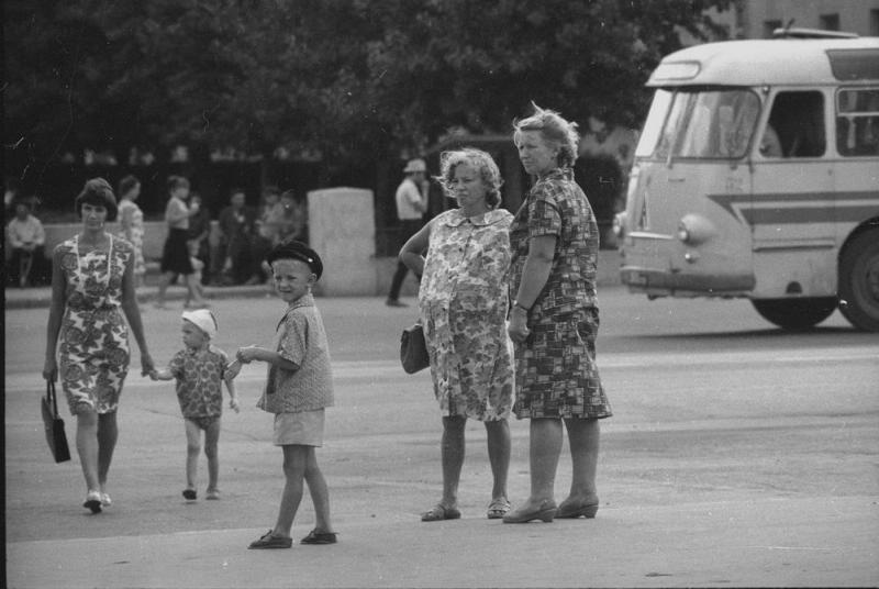 Женщины и дети на площади, 1967 год, Волгоградская обл., г. Волжский. Выставка «Мода в СССР: летние платья 1950–1970-х» с этим снимком.
