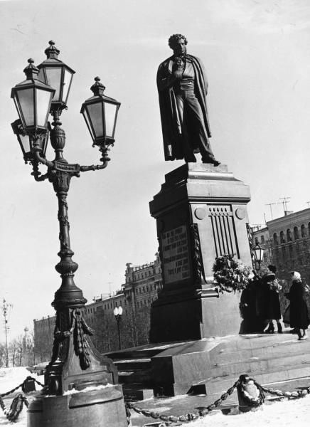 Памятник Александру Пушкину в Москве, 1956 - 1957, г. Москва. Памятник установлен в 1880 году в начале Тверского бульвара на Страстной площади (ныне Пушкинская). В 1950 году его переместили на противоположную сторону площади, где и находится до сих пор. Скульптор Александр Опекушин.