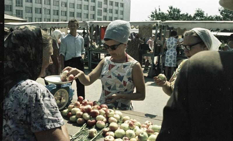 На рынке, 1967 год, Волгоградская обл., г. Волжский. Выставка «В солнцезащитных очках» с этой фотографией.