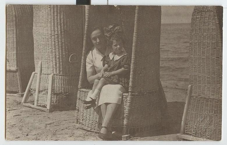 Лана Азарх с мамой на морском берегу, 1927 год. Лана Александровна Азарх (1922-2014) - советский художник, художник-мультипликатор, художник-постановщик анимационного кино.