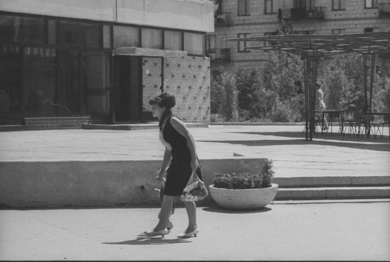 Возле кафе «Волжаночка», 1967 год, Волгоградская обл., г. Волжский