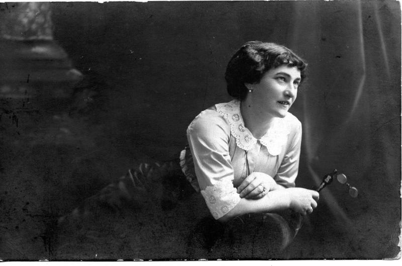 Портрет молодой женщины с лорнетом, 1910-е
