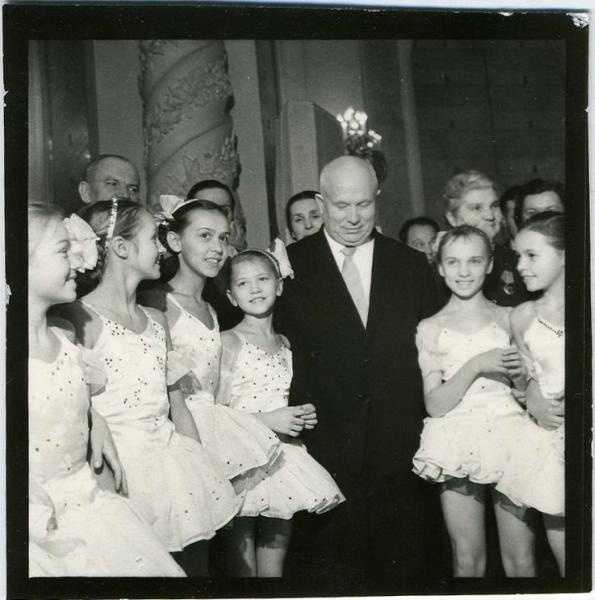 Никита Хрущев на детском Новогоднем празднике в Большом Кремлевском дворце, 1955 - 1959, г. Москва