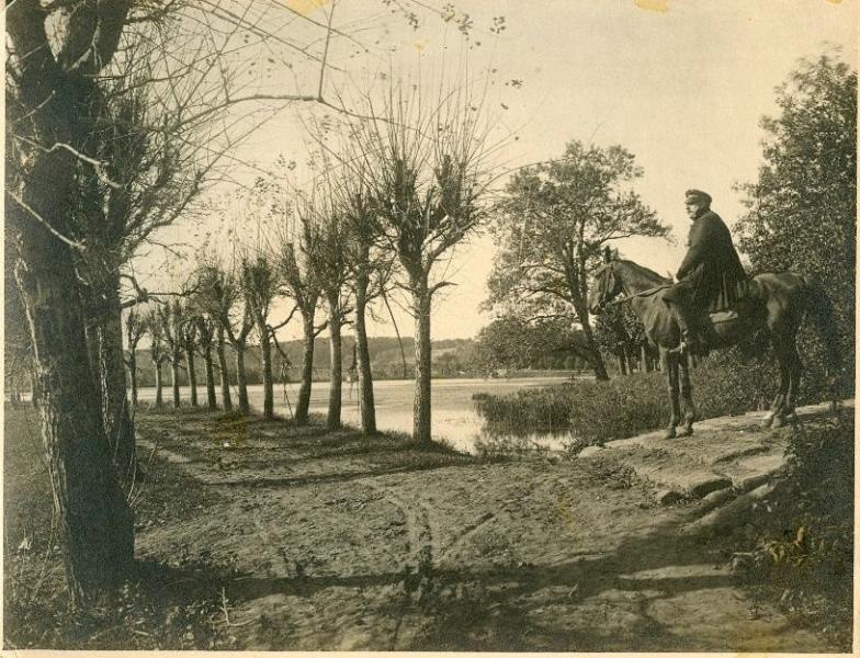 Всадник в аллее на берегу пруда, 1920-е