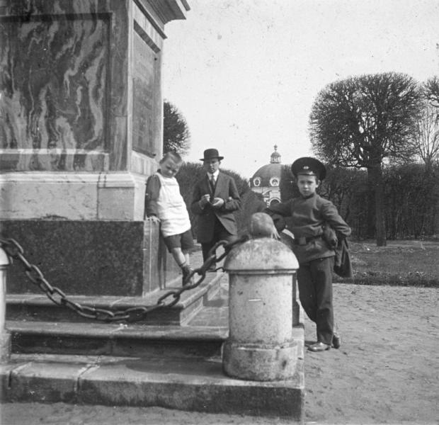 Без названия, 1890 - 1909, Московская губ., усадьба Кусково. Дети у постамента обелиска в честь Екатерины II.