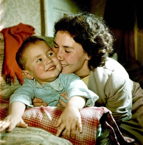 Мама с ребенком, 1957 год