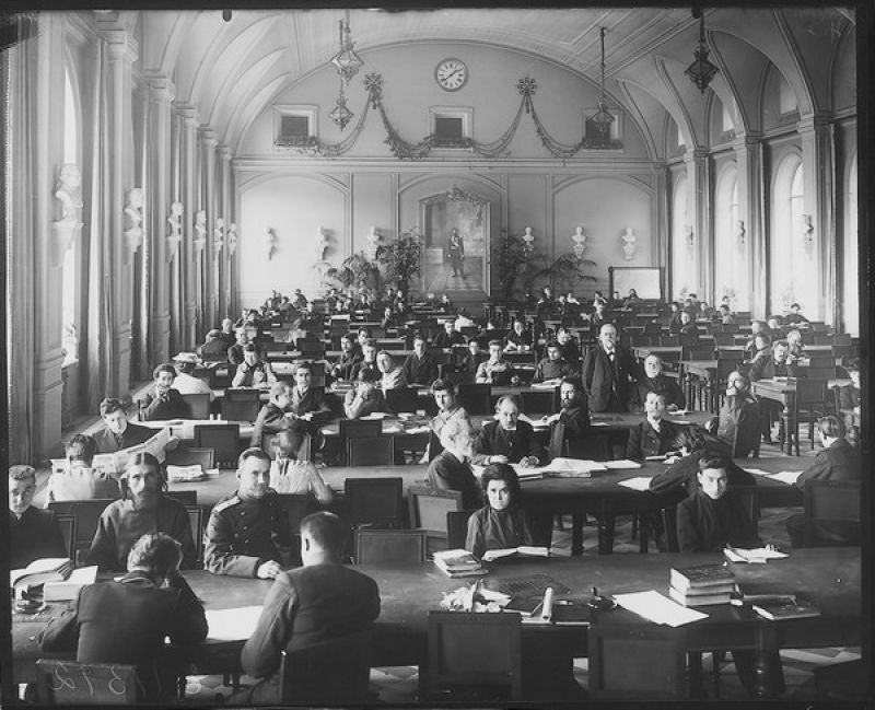 Императорская Публичная библиотека. Читатели в читальном зале, 1913 год. Выставка «Библиотеки» с этой фотографией.