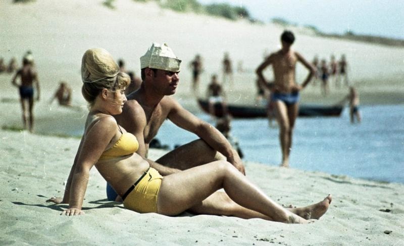 На пляже, 1967 год, Волгоградская обл., г. Волжский. Выставка «А я в воду войду» с этой фотографией.&nbsp;