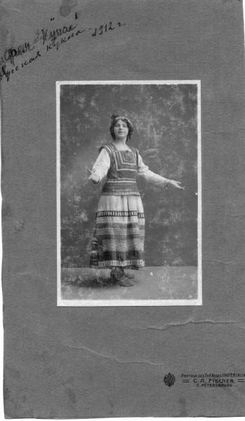 Женщина в русском костюме, 1912 год, г. Санкт-Петербург