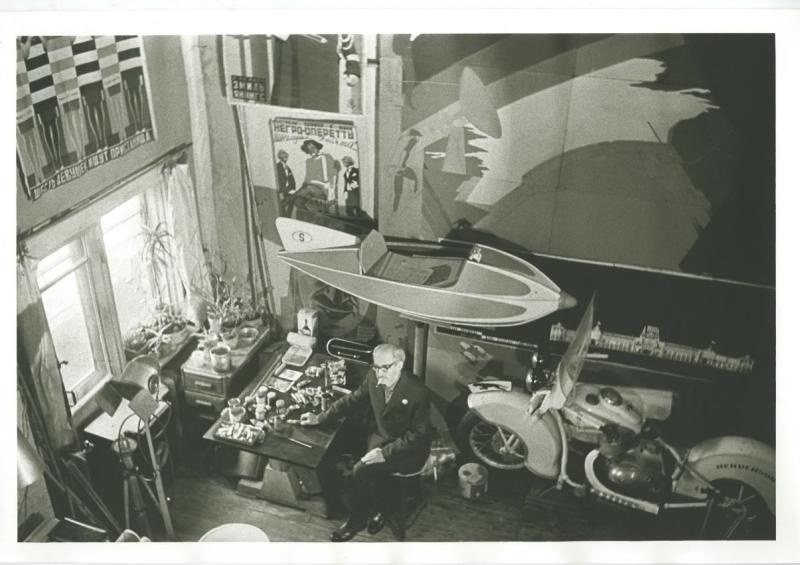 Художник-плакатист и декоратор Владимир Стенберг в мастерской, 1973 год