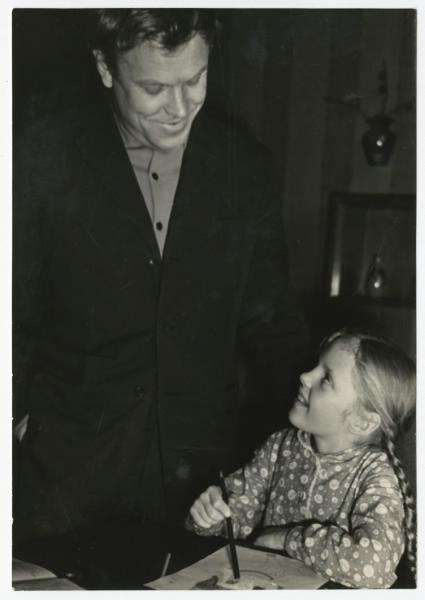 Писатель Владимир Солоухин с дочерью, 1964 год