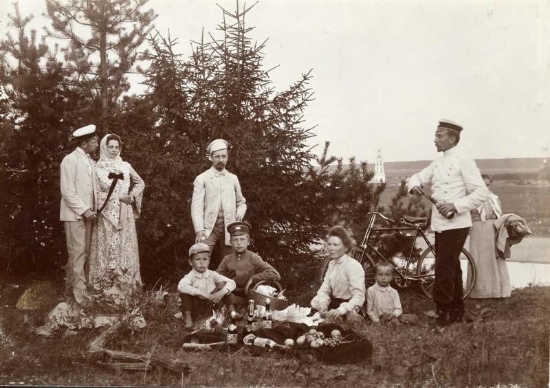 Пикник на берегу реки, 1910-е