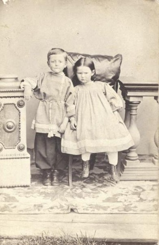 Портрет мальчика и девочки в народных костюмах, 1860-е