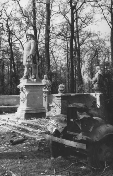 У памятника Великому Курфюрсту на Аллее Победы в парке Тиргартен, май 1945, Германия, г. Берлин