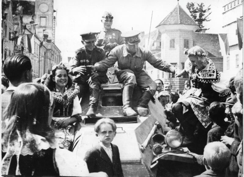 В день празднования Победы население чехословацкого города Тельч приветствует советских воинов, 9 мая 1945, г. Тельч