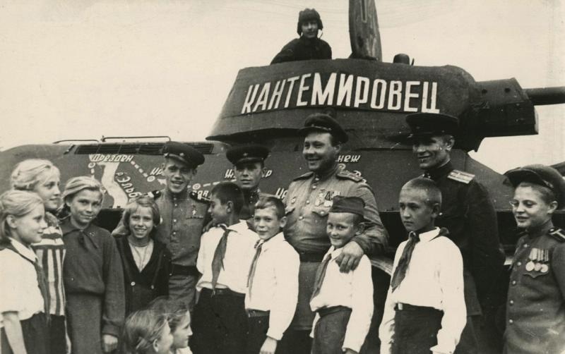 Пионеры в гостях у кантемировцев, 1945 год, Московская обл., г. Наро-Фоминск