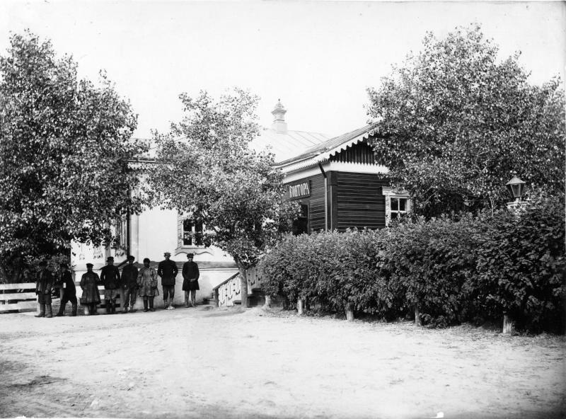 Люди возле конторы, 1910-е