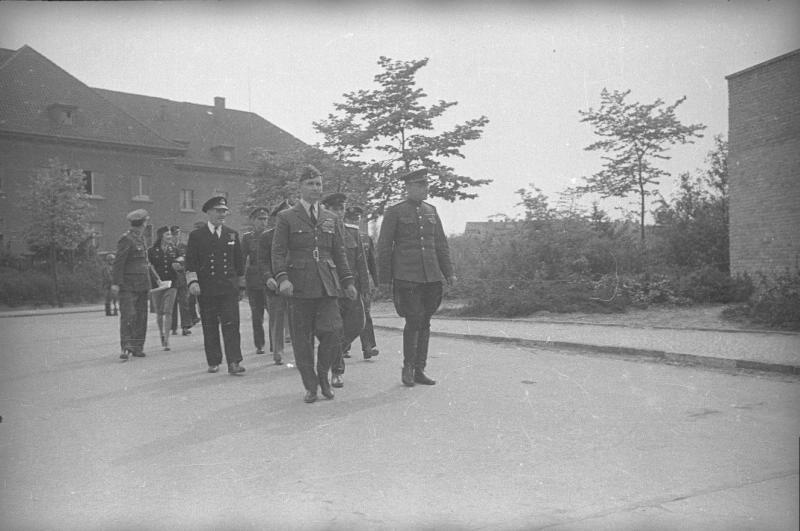 Артур Уильям Теддер с группой советских и иностранных офицеров, 7 - 8 мая 1945, Германия, г. Берлин, Карлсхорст