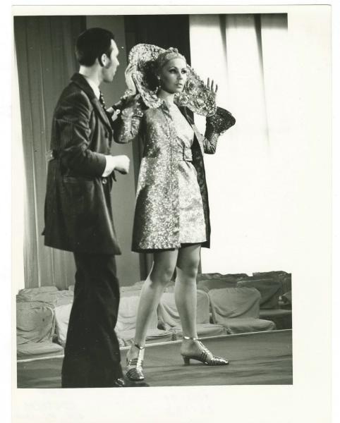 На сцене. Модельер Вячеслав Зайцев и манекенщица Мила Романовская, 1970-е