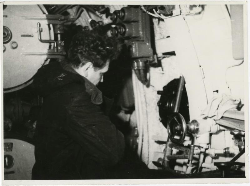 Соловьев у иллюминатора наблюдает за поведением сельди, 1958 - 1966