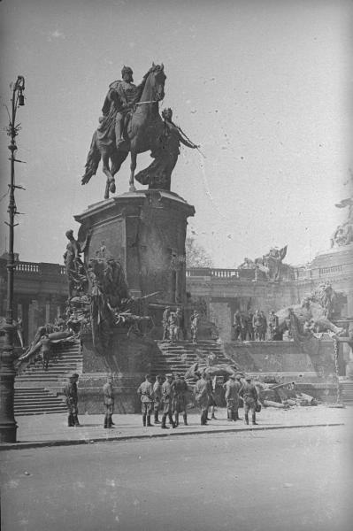 Памятник кайзеру Вильгельму I, 1945 год, Германия, г. Берлин