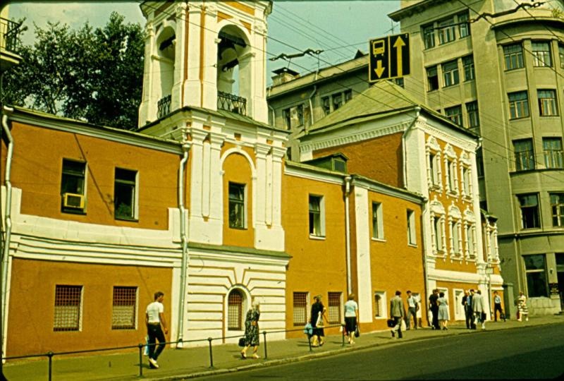 Церковь Николая Чудотворца в Клённиках, 1970-е, г. Москва, улица Богдана Хмельницкого. До 1954 и после 1990 года - улица Маросейка.