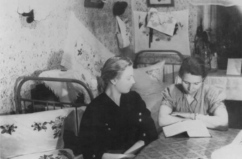 В женском общежитии строителей № 1: лучшая комната № 156, март 1956, г. Череповец и Череповецкий район