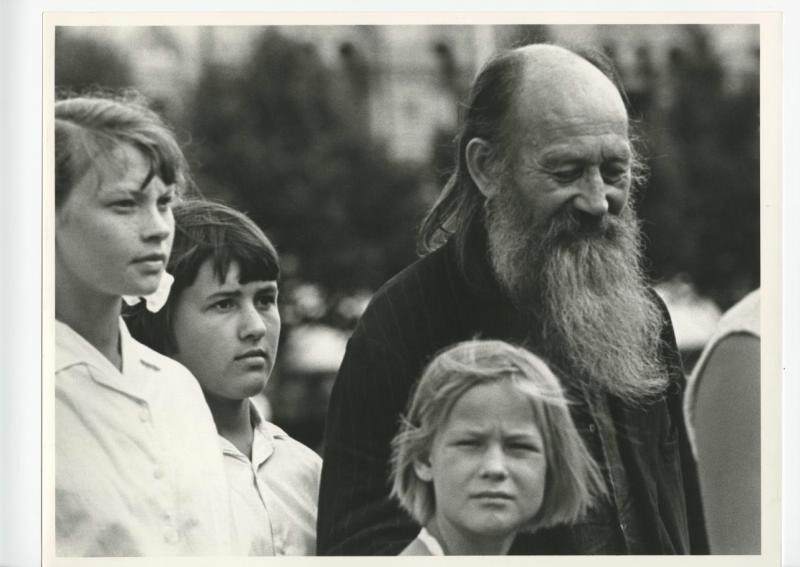 Пожилой мужчина и трое подростков, 1970-е