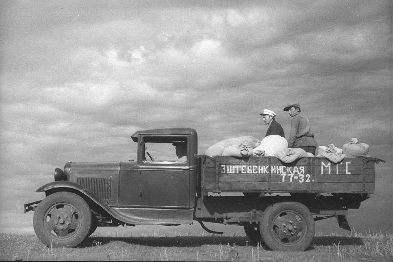 Перевозка хлеба на автомашинах, 1938 год, Куйбышевская обл.. Ныне Самарская область.