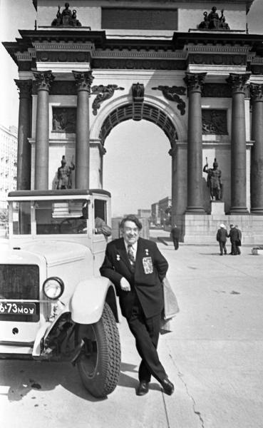 Борис Полевой у Триумфальных ворот, 9 мая 1975, г. Москва